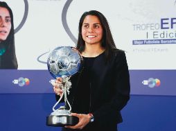 FELIZ. Así lució la mexicana al obtener este galardón, el cual se entrega por primera ocasión.  EFE