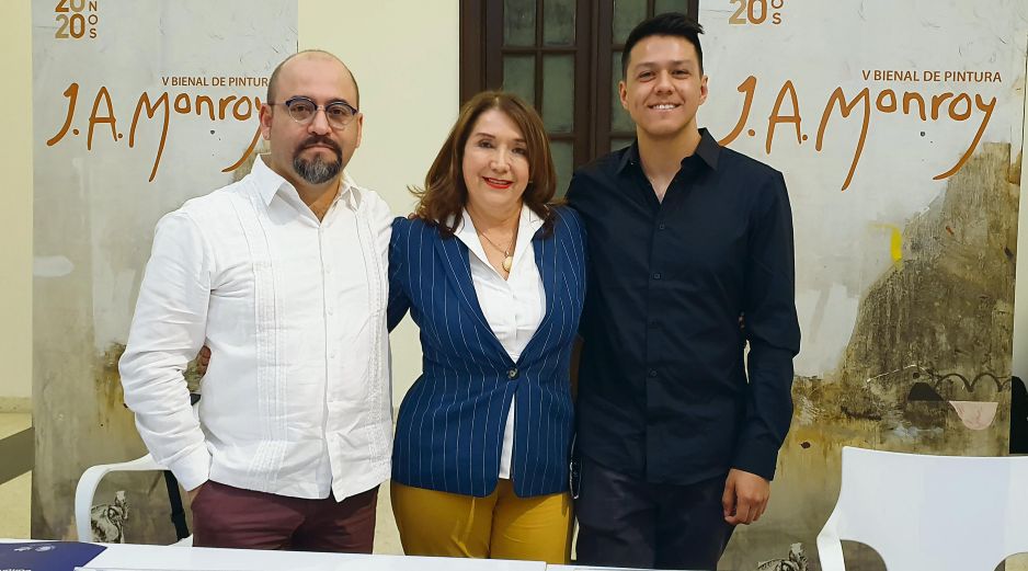 PRESENTACIÓN. De izquierda a derecha: Igor Lozada, de Cultura UDG; Lilia Oliver, rectora de CUCSur, y Luis Manuel Salas, ganador del primer lugar de la categoría Artistas Emergentes en 2018.EL INFORMADOR• N. Gutiérrez