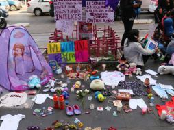 En demanda de justicia para Fátima, mujeres colocaron juguetes y carteles en el antimonumento contra víctimas de feminicidio que se ubica frente al Palacio de Bellas Artes en la Ciudad de México. SUN/F. Rojas