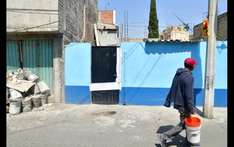 Una puerta metálica de color negro da acceso a la vivienda de dos cuartos. SUN/H. García