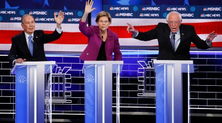 Michael Bloomberg (i) hizo su debut en los debates televisado de la carrera demócrata. En la imagen junto a Elizabeth Warren y Bernie Sanders. AP/J. Locher