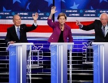 Michael Bloomberg (i) hizo su debut en los debates televisado de la carrera demócrata. En la imagen junto a Elizabeth Warren y Bernie Sanders. AP/J. Locher