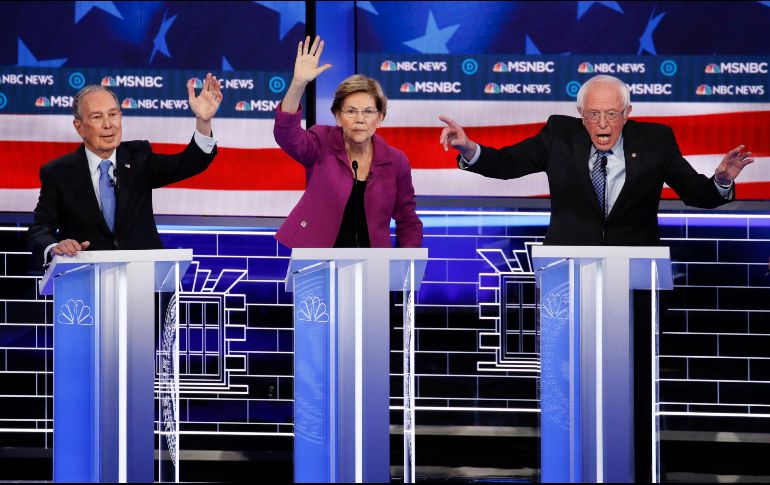 Michael Bloomberg (i) hizo su debut en los debates televisado de la carrera demócrata. En la imagen junto a Elizabeth Warren y Bernie Sanders. AP/J. Locher