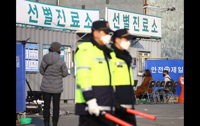 Policías vigilan en un centro médico en Daegu, Corea del Sur. EFE/EPA/Yonhap