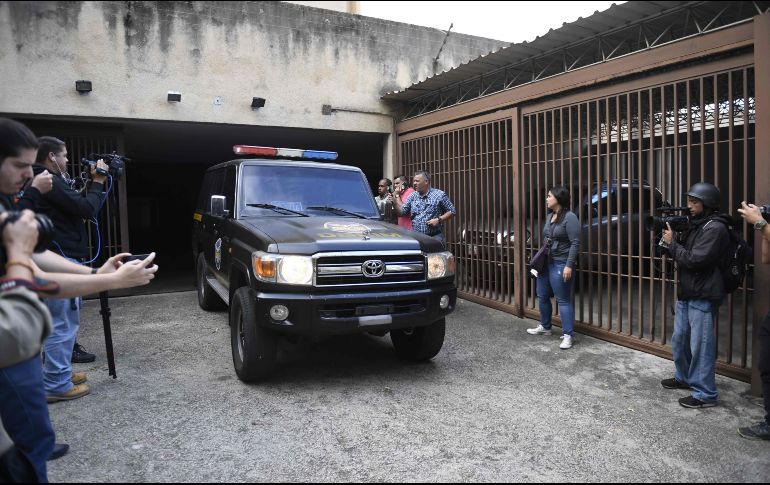 Un vehículo de la policía se encontraba estacionado afuera de la casa de Juan José Márquez. AFP / F. Parra