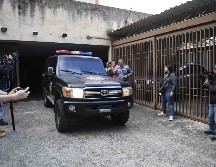Un vehículo de la policía se encontraba estacionado afuera de la casa de Juan José Márquez. AFP / F. Parra
