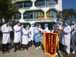 Un paciente de 4 meses de edad (en los brazos de su padre) sale hoy de un hospital en Hangzhou, China, tras ser dado de alta de covid-19. AP/Xinhua/Huang Zongzhi