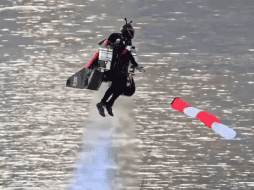 El piloto, Vince Reffet, utilizó un traje de fibra de carbono propulsado por un jet para despegar del suelo y volara seis mil pies en el aire. TWITTER / @expo2020dubai
