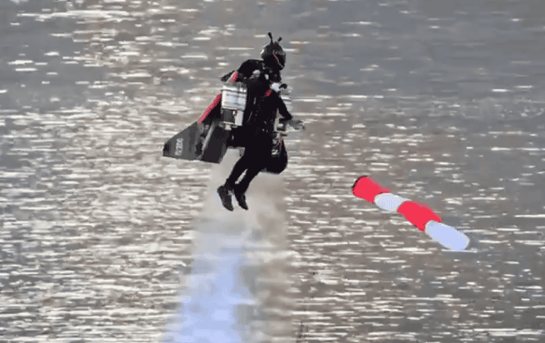 El piloto, Vince Reffet, utilizó un traje de fibra de carbono propulsado por un jet para despegar del suelo y volara seis mil pies en el aire. TWITTER / @expo2020dubai
