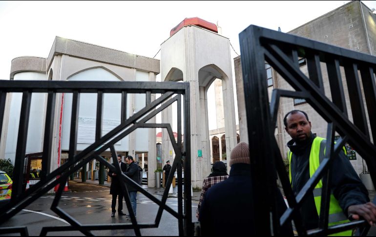 Policías resguardan la mezquita donde ocurrió el incidente, ubicada cerca de Regent's Park. AFP/I. Infantes