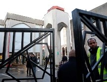 Policías resguardan la mezquita donde ocurrió el incidente, ubicada cerca de Regent's Park. AFP/I. Infantes
