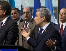 El comisionado presidencial venezolano de Asuntos Exteriores para el gobierno interino, Julio Borges (c) observa a Francois-Philippe Champagne mientras habla durante una conferencia de prensa en Quebec. AP/A. Wyld