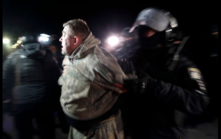 Un manifestante es detenido. AP/E. Lukatsky
