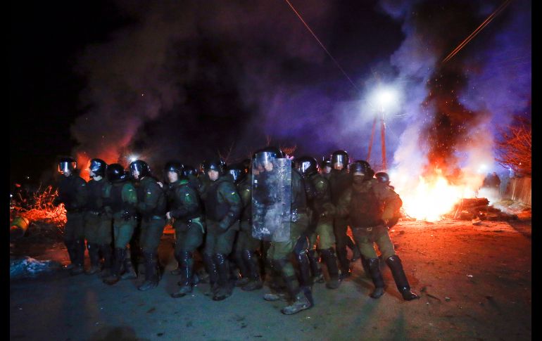 Policías antimotines se preparan para replegar a manifestantes. AP/E. Lukatsky