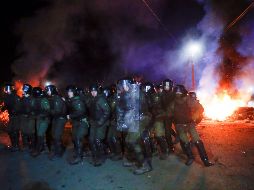 Policías antimotines se preparan para replegar a manifestantes. AP/E. Lukatsky