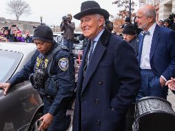 Stone llegó a la corte vestido con un sombrero de ala negro y una amplia sonrisa, que no perdió tras el veredicto. EFE/E. Lesser
