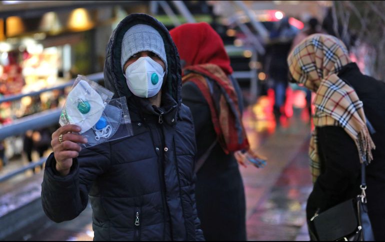 Un vendedor callejero ofrece máscaras protectoras en un mercado de Teherán, en Irán, ante la amenaza del coronavirus en el país. AFP/A. Kenare