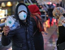 Un vendedor callejero ofrece máscaras protectoras en un mercado de Teherán, en Irán, ante la amenaza del coronavirus en el país. AFP/A. Kenare