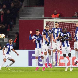 Porto pierde, pero gol agónico lo mantiene vivo