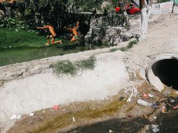 Los vecinos piden inversión en la zona para mantener los ojos de agua que disfrutan los menores. EL INFORMADOR/G. Gallo