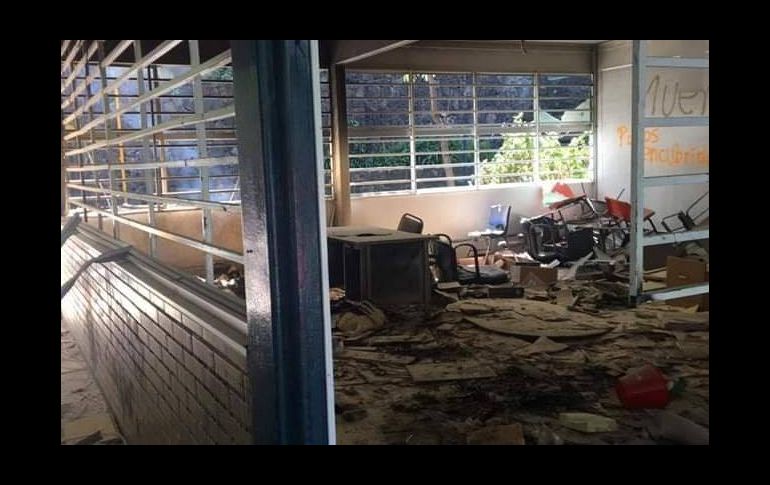 Una imagen compartida en el grpo muestra el mal estado de las instalaciones del CCH Sur. FACEBOOK/Clases en la UNAM