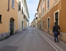 Una calle luce hoy casi desierta en Codogno. Los habitantes de poblaciones en la región de Lombardía han sido invitados a no salir de sus casas. EFE/EPA/A. Fasani