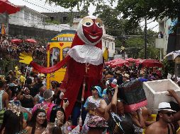 Desfile de la comparsa Carmelitas en el barrio turístico Santa Teresa este viernes durante apertura oficial del Carnaval 2020 en Río de Janeiro. EFE/M. Sayao