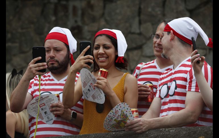 Desfile de la comparsa Carmelitas en el barrio turístico Santa Teresa este viernes durante apertura oficial del Carnaval 2020 en Río de Janeiro. EFE/M. Sayao