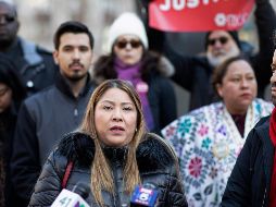 Carmen Cruz (c) y varios activistas exigieron que la oficina de la fiscal general de Nueva York, Leticia James, investigue el incidente. AP/M. Lennihan