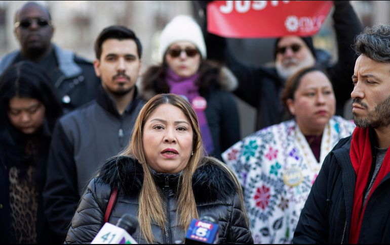 Carmen Cruz (c) y varios activistas exigieron que la oficina de la fiscal general de Nueva York, Leticia James, investigue el incidente. AP/M. Lennihan