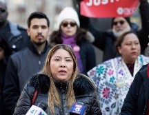 Carmen Cruz (c) y varios activistas exigieron que la oficina de la fiscal general de Nueva York, Leticia James, investigue el incidente. AP/M. Lennihan
