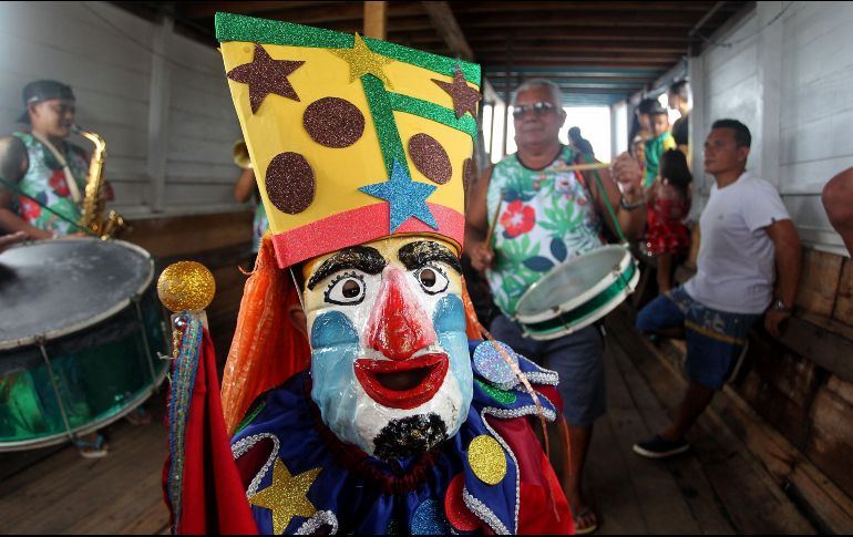 Los coloridos disfraces y las enormes y llamativas máscaras inundaron este sábado de color el carnaval de Cametá. EFE/ R. Paccó
