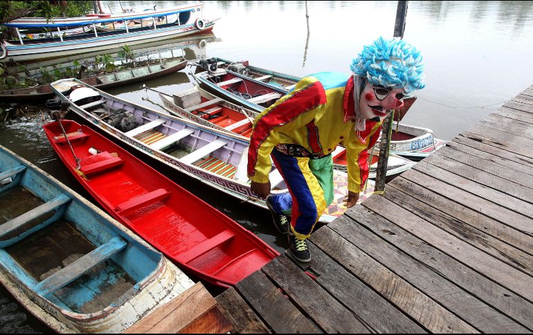 Los coloridos disfraces y las enormes y llamativas máscaras inundaron este sábado de color el carnaval de Cametá. EFE/ R. Paccó