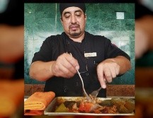 Víctor Méndez. El chef del Pueblito alista una deliciosa cochinita pibil.