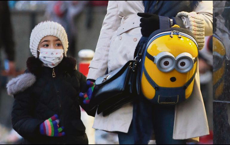 TEHERÁN.- Una niña y su madre, en la capital iraní donde el Gobierno ordenó el cierre de escuelas ante el brote del coronavirus que ya ha cobrado varias vidas. EFE