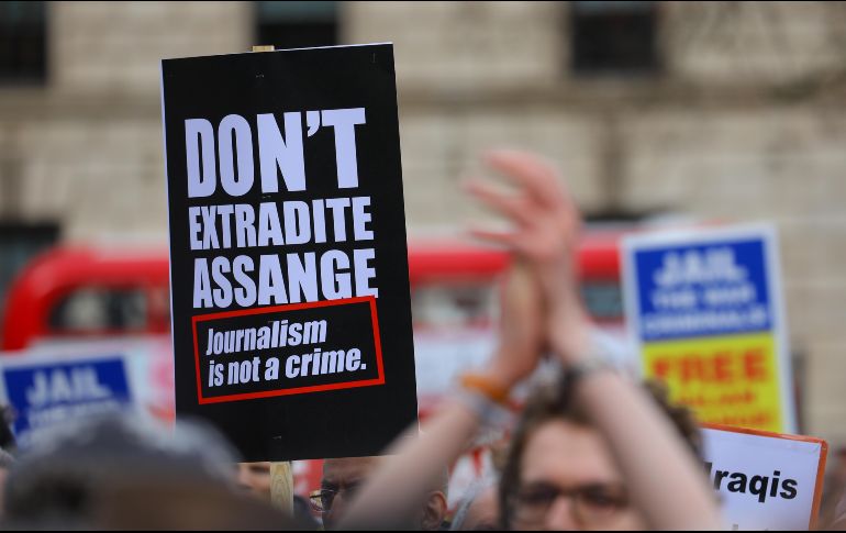 Los manifestantes, entre quienes había ciudadanos ingleses, italianos y alemanes, protestaron en contra de la extradición a EU de Julian Assange. EFE