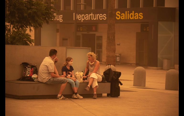 Pasajeros esperan afuera del aeropuerto Reina Sofía en Tenerife, luego de la cancelación de vuelos. AFP/ D. Martin
