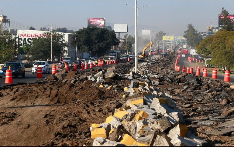 El avance de las obras de pavimentación con concreto hidráulico del peribús es del 42%, indicó el Gobierno Estatal. ESPECIAL /