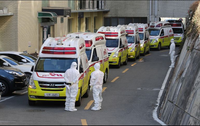 Ambulancias con enfermos infectados del coronavirus llegan hoy a un hospital en Daegu, Corea del Sur. AP/Lim Hwa-young