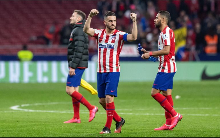 El capitán del Atlético de Madrid, Koke (c), celebra al término del partido ante el Villarreal disputado este domingo. EFE/R. Jiménez