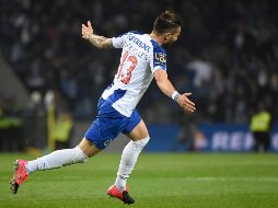 El lateral Alex Telles festeja su gol anotado al minuto 86 del juego. EFE/M. Riopa