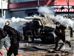 A pesar de que policías intentaron contener a los manifestantes, éstos atacaron varios comercios y hoteles en la zona. AFP/M. Bernetti