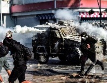 A pesar de que policías intentaron contener a los manifestantes, éstos atacaron varios comercios y hoteles en la zona. AFP/M. Bernetti