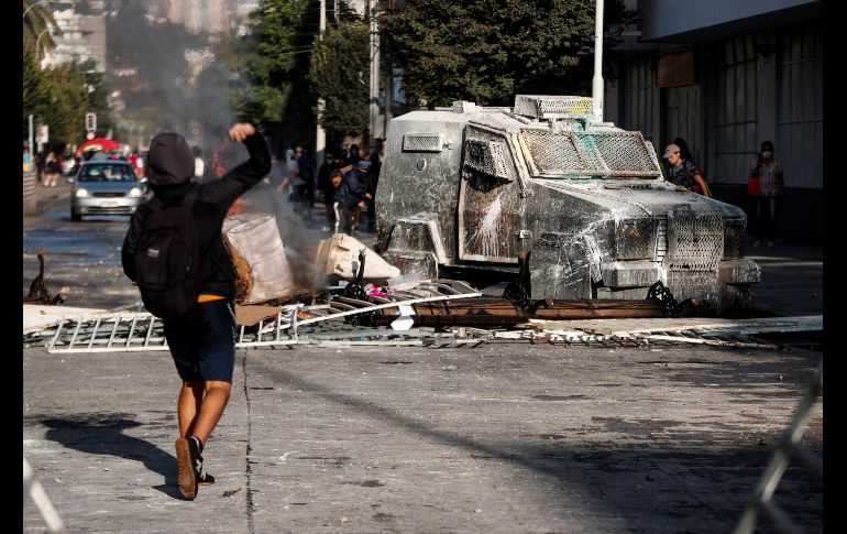 A pesar de que policías intentaron contener a los manifestantes, éstos atacaron varios comercios y hoteles en la zona. EFE/A. Valdés