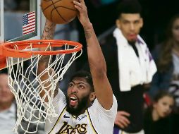 Movido. Anthony Davis fue el líder anotador de los Lakers al destaparse con 32 puntos ante los Celtics. EFE / A. Gallardo