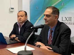 Jorge Mestas Ibarra (DER). El funcionario aseguró que este año sí licitarán los insumos. TWITTER/@LegislativoJal