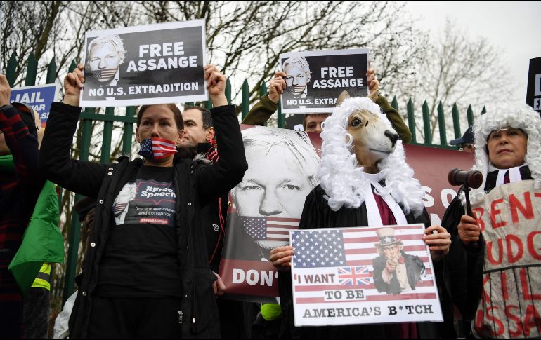 Defensores de Julian Assange piden su libertad afuera del tribunal de Woolwich Crown en Londres. AFP/D. Leal-Olivas