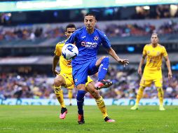 ''Si en la toma de la cámara se observa otra cosa es porque un reflejo me lleva a escupir hacia el pasto, pero nunca hacia el rival'', dice el volante mexicano. IMAGO7