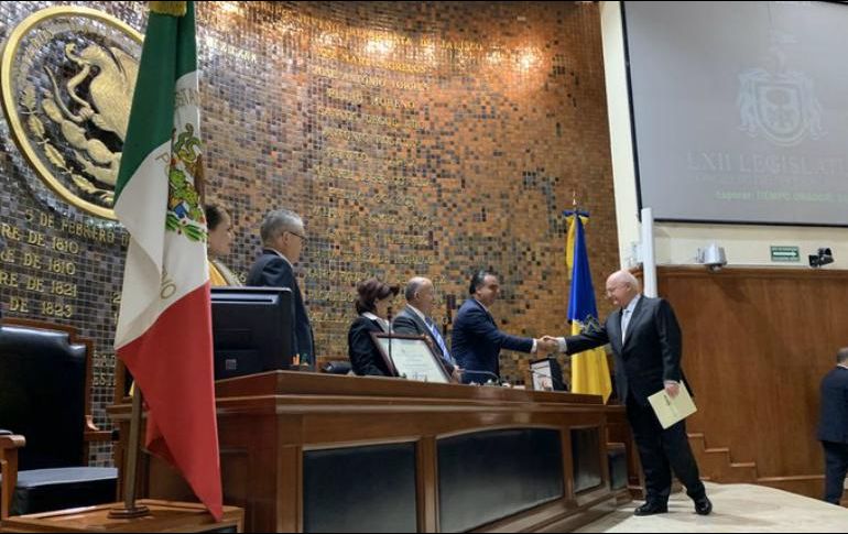 Juan Francisco Beckmann Vidal agradeció el reconocimiento otorgado por el Congreso y resaltó la importancia de la industria para México. TWITTER / @LegislativoJal