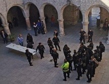 Policías de San Juan de los Lagos fueron desarmados  para ser trasladados a la Academia de Policía en Guadalajara, donde se les capacitará y se les aplicarán controles de confianza. Cortesía / Ágora